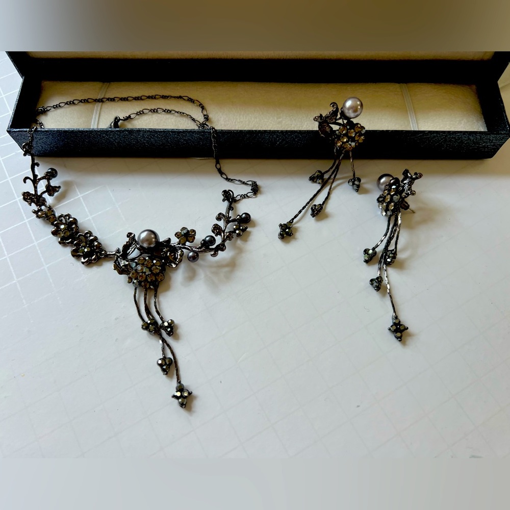 Beautiful necklace and earrings set, studded gray rhinestones and black pearls.